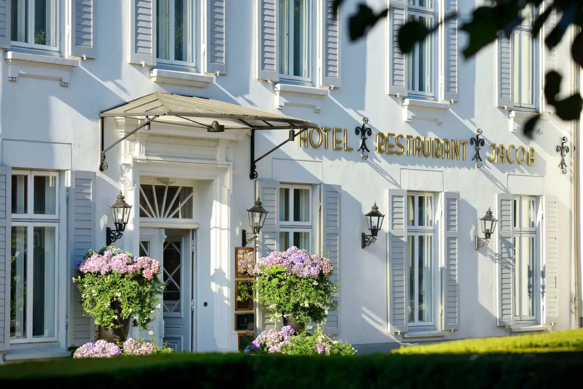 Front und Eingang des Hotels Louis C. Jacob.