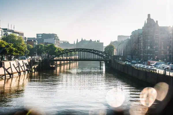 Kanal mit Eisenbrücke in der Speicherstadt Hamburg