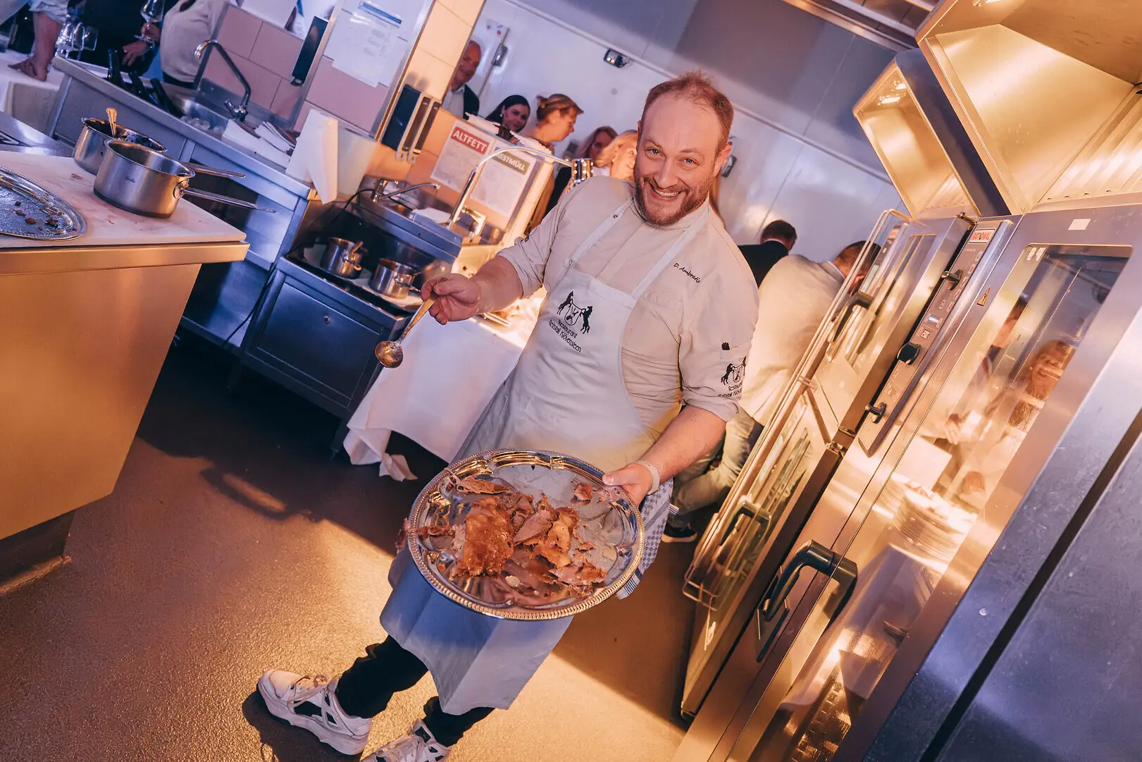 Der Gastkoch Daniel Sören Ambratis aus dem Restaurant "Reistall Klövensteen" präsentiert eine Platte mit Entenfleisch.