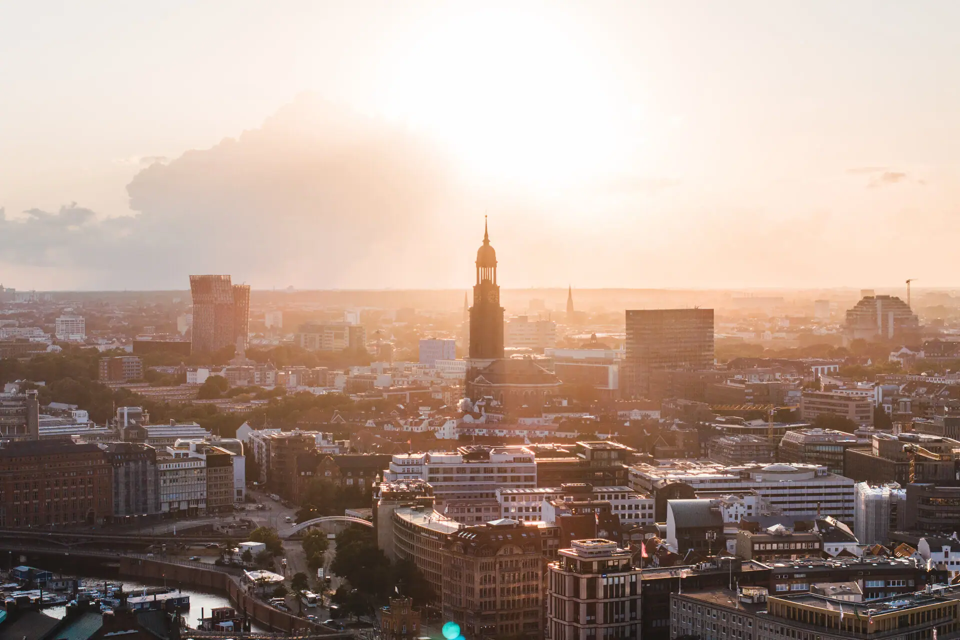 Stadtansicht mit einem hohen Turm im Vordergrund.