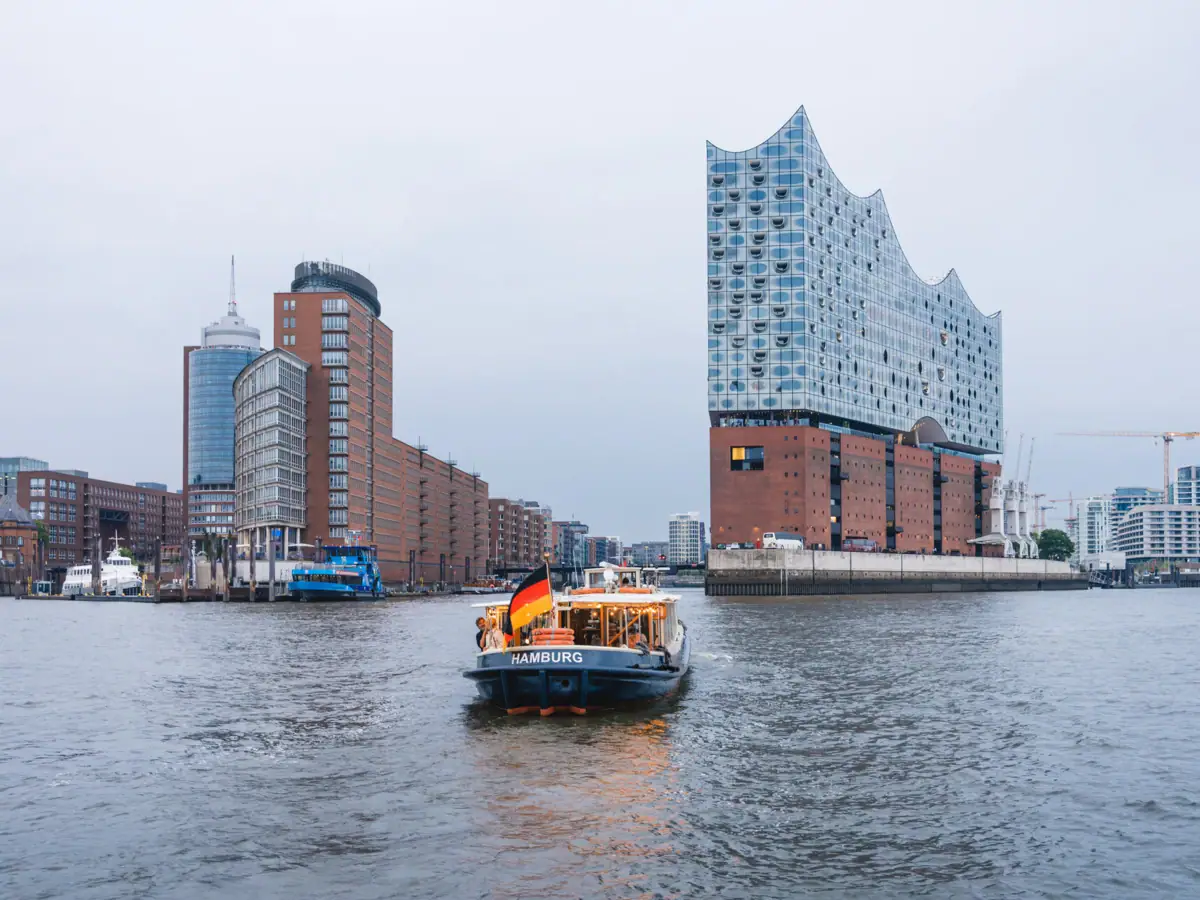 Die Barkasse MS Jacob auf der Elbe vor der Elbphilharmonie.