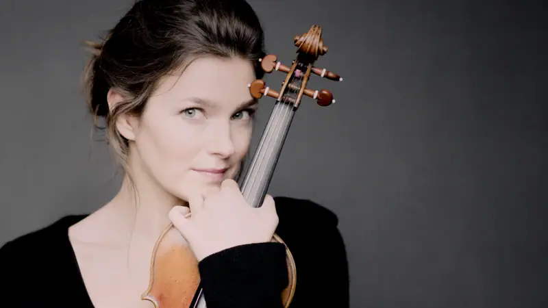 Violinistin Janine Jansen hält ihre Geige vor dem Oberkörper.