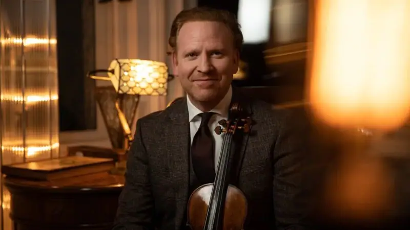 Daniel Hope mit einer Geige vor einer Lampe