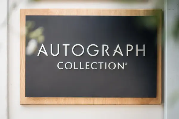 Autograph Collection Schild am Eingang des Louis C. Jacob Hotels Hamburg.