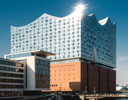 Blick auf die Elbphilharmonie Hamburg mit der Elbe im Hintergrund.