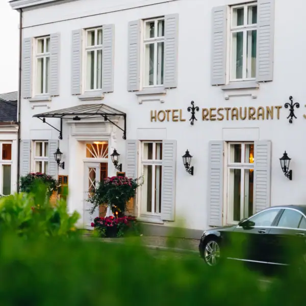 Front und Eingang des Hotels Louis C. Jacob.