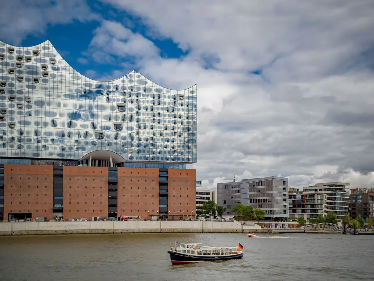 Elbphillharmonie Hamburg Konzerthaus Elbphilharmonie Hamburg mit der Barkasse MS Jacob auf der Elbe.