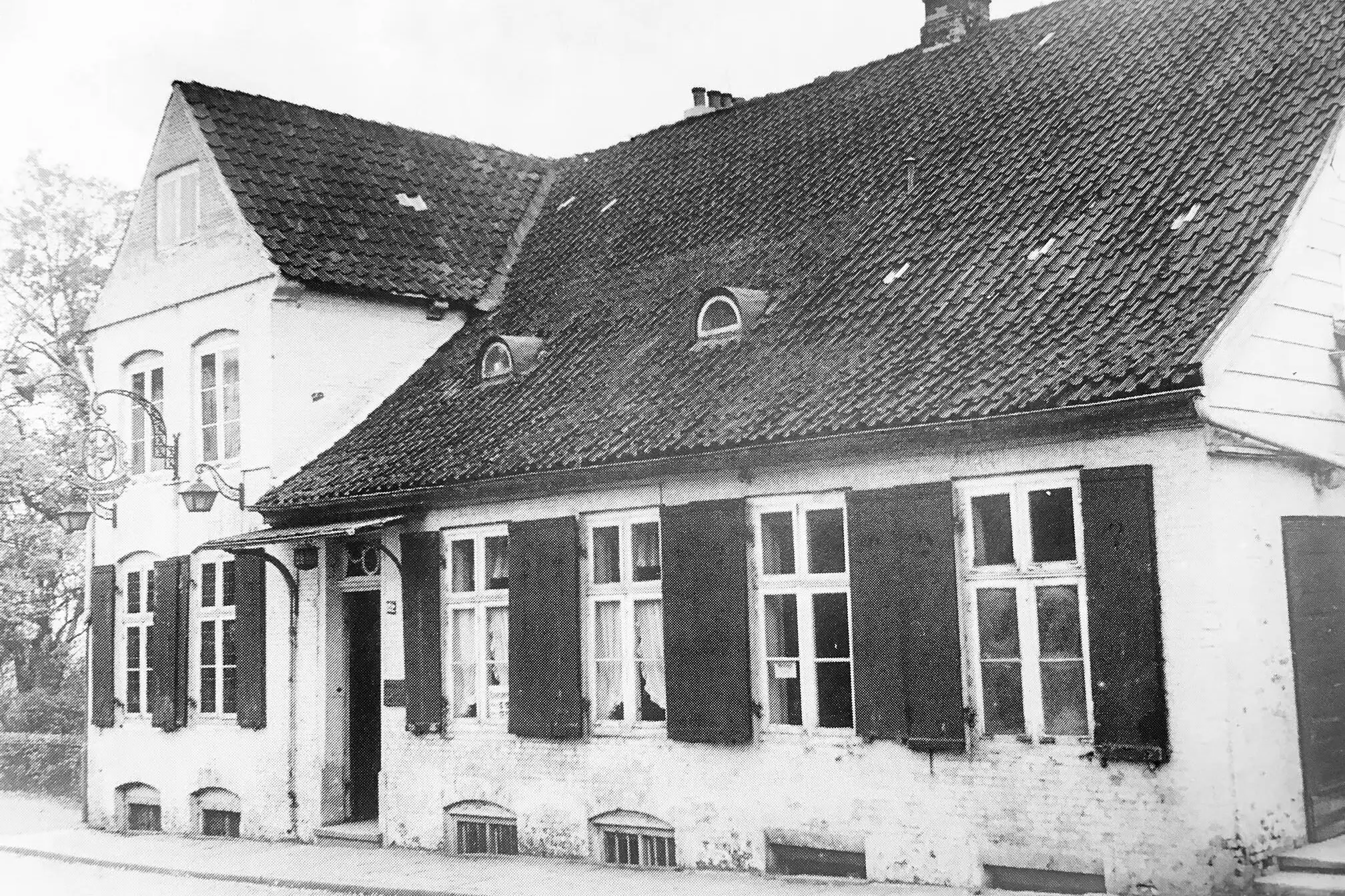 Schwarz-weiß Bild der Vorderfront des Hotels Louis C. Jacob, ungefähr zwischen den Jahren 1922 bis 1955.