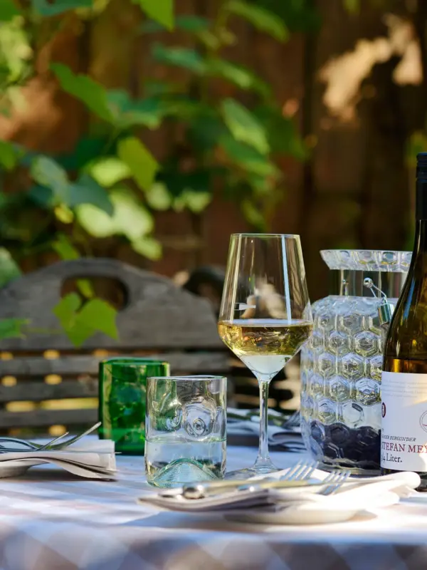 Gedeckter Tisch im Biergarten der Weinwirtschaft Kleines Jacob.