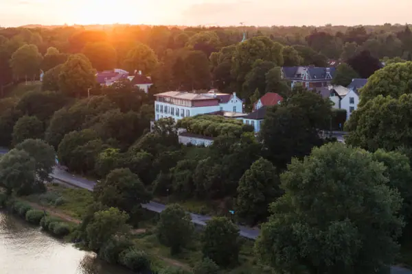 Blick aus der Vogelperspektive aus auf das Hotel Louis C. Jacob und die Elbe.