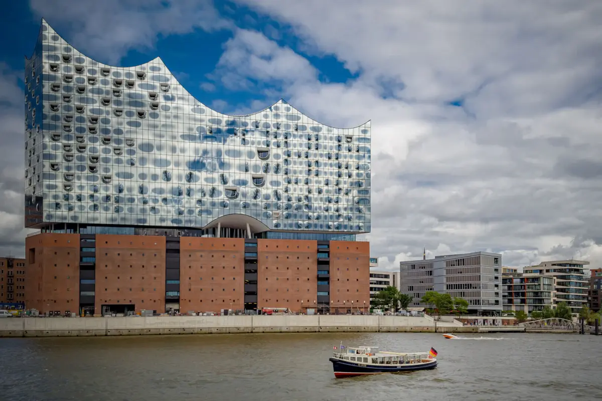Die Barkasse MS Jacob auf der Elbe vor dem Gebäude der Elbphilharmonie Hamburg.