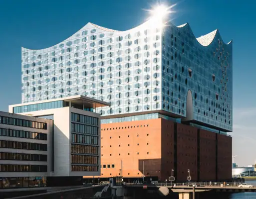 Elbphilharmonie Hamburg vor der Elbe.