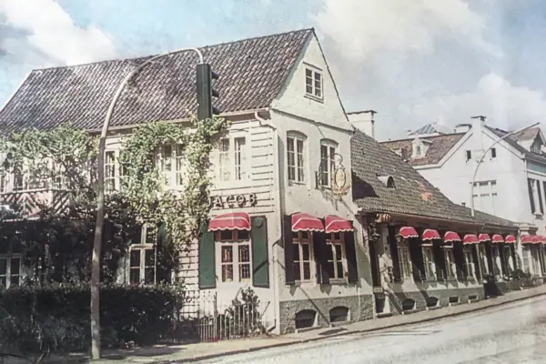 Nachkoloriertes Bild der Außenansicht des Hotels Louis C. Jacob zwischen den Jahren 1955 bis 1970.