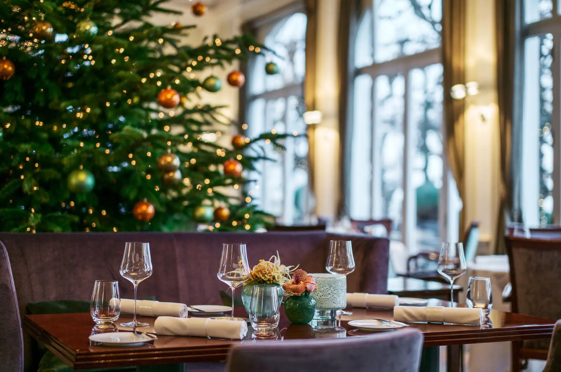 Weihnachten Louis C. Jacob Weihnachtsbaum und gedeckter Tisch im Jacobs Restaurant.