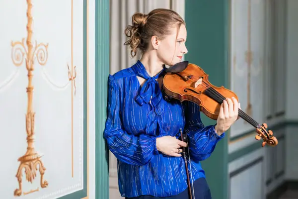 Julia Fischer Julia Fischer is holding her violin.