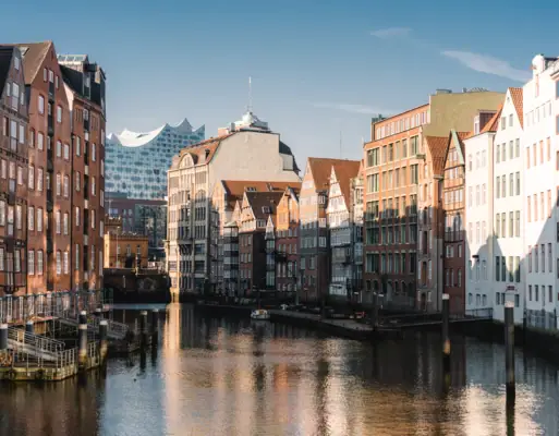 Blick durch einen kanal der Speicherstadt Hamburg mit der Elbphilharmonie im Hintergrund.