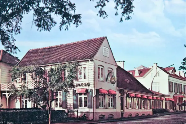 Nachkoloriertes Bild der Außenansicht des Hotels Louis C. Jacob zwischen den Jahren 1955 bis 1970.