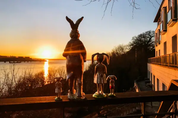 Osterhasen-Figuren stehen auf der Reling der Lindenterrasse des Hotels Louis C. Jacob.