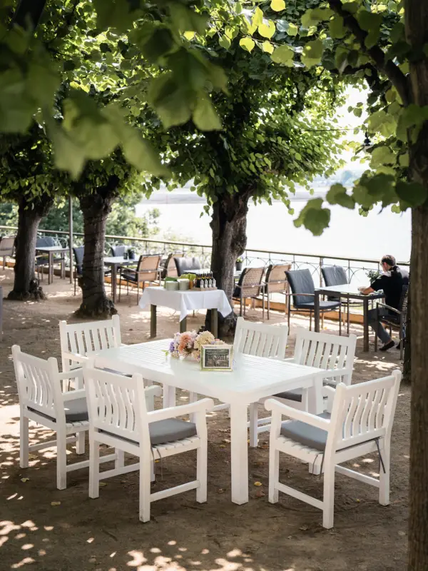 Der Liebermanntisch auf der Lindenterrasse unter Bäumen.