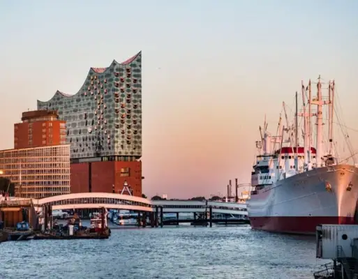 Elbphilharmonie Hamburg Blick vom Hamburger Hafen aus auf die Elbphilharmonie und ein großes Schiff.