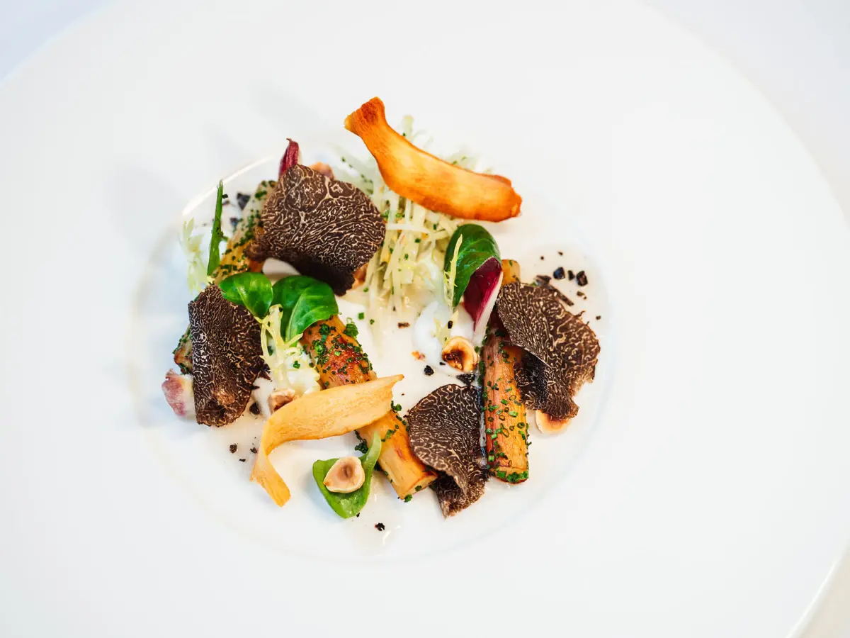 Gericht aus Schwarzwurzeln mit Gemüse und Nüssen.