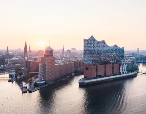 Elbphilarmonie Luftansicht der Elbphilharmonie und Hamburg in der Morgensonne.