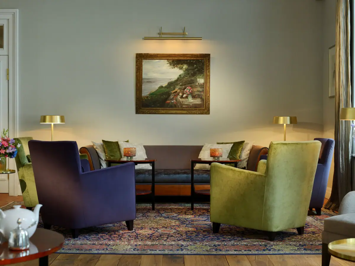 Wohnhalle Sofa, zwei Sessel und Tische in der gemütlichen Wohnhalle im Hotel Louis C. Jacob.