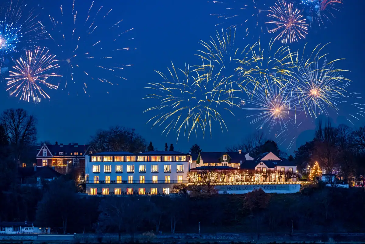 Feuerwerk über einem Gebäude im Freien bei Nacht.