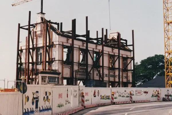 1902 – Das Hotel wird komplett entkernt und aufwendig saniert. Das Bild zeigt die Baustelle.