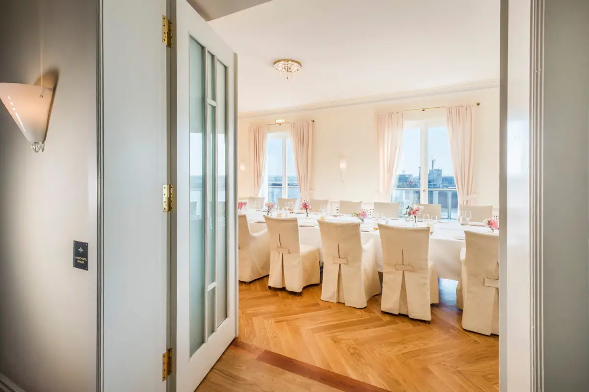 Landschaftszimmer im Hotel Louis C. Jacob mit Blick auf die Elbe.