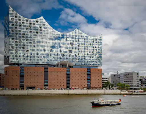 Elbphilharmonie Hamburg Blick auf die Elbphilharmonie Hamburg mit der Elbe im Hintergrund.