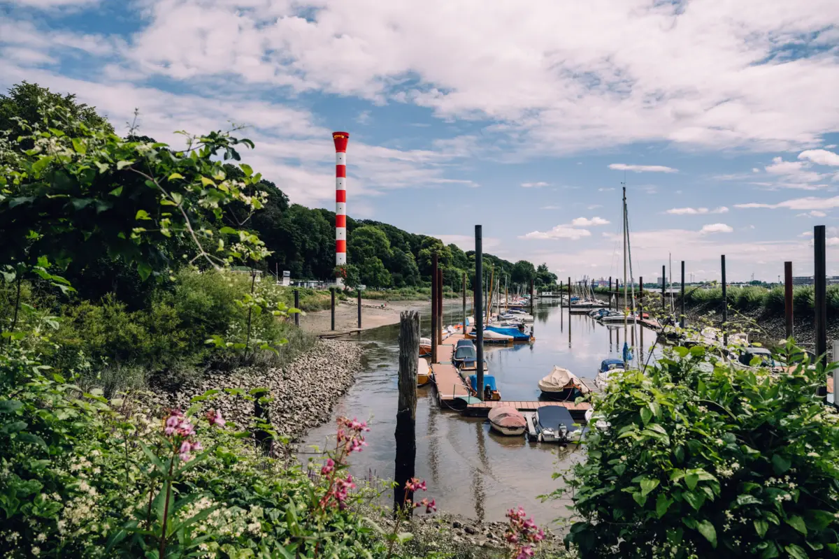 Strandweg in Blankenese mit Leuchtturm und Yachthafen.