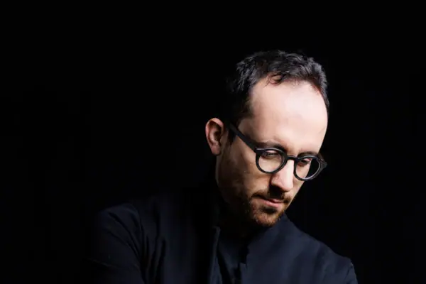 Igor Levit A man wearing a black shirt and glasses.