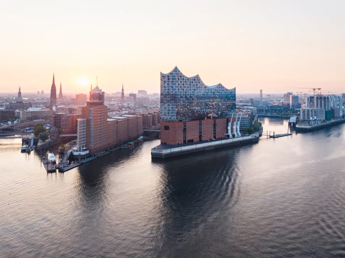 Elbphilharmonie Hamburg Bild aus der Vogelperspektive von der Elbe und der Elbphilharmonie.