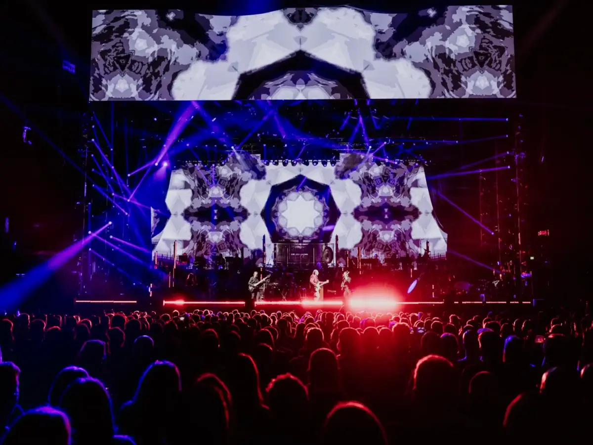 Konzertbild mit Lichteffeckten aus einem Konzert der Hans Zimmer "The Next Level Tour".