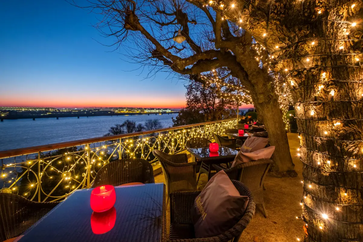 Lindenterasse Lichterketten Blick auf die Elbe bei Sonnenuntergang von der festlich geschmückten Lindenterrasse des Hotels Louis C. Jacob aus.
