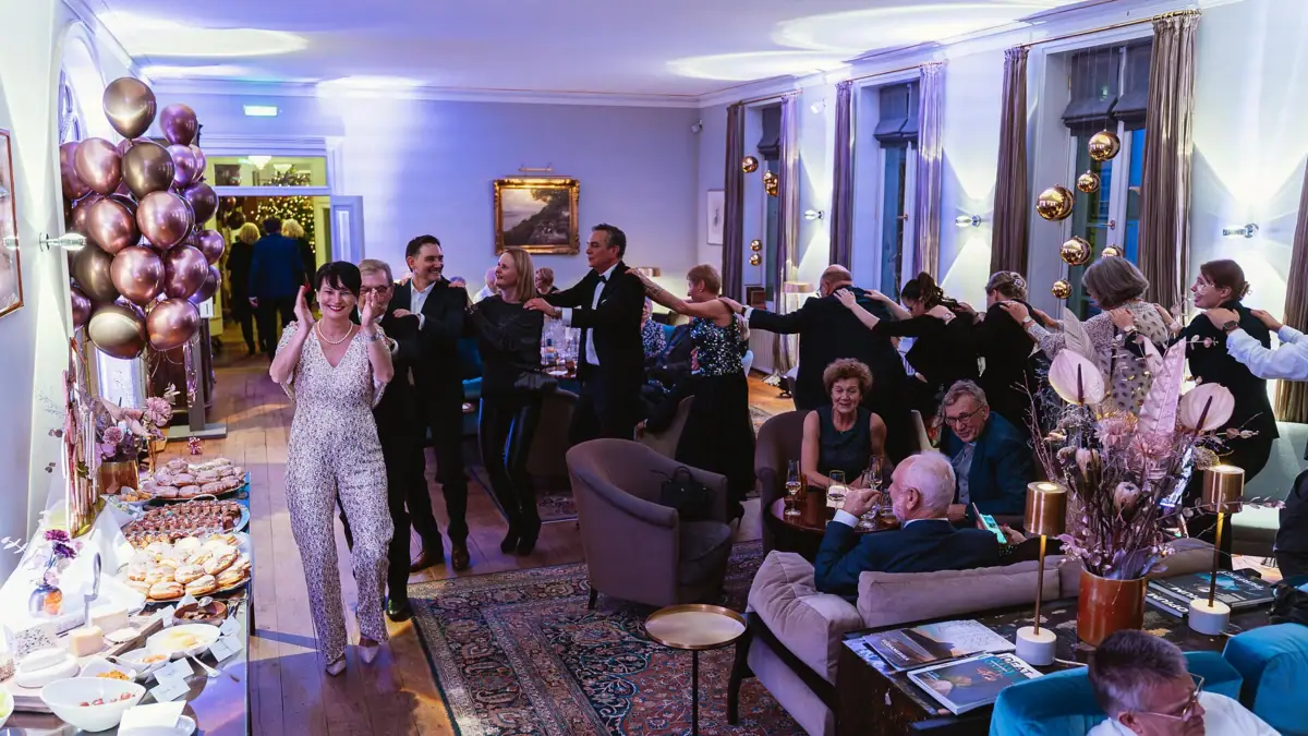 Ausgelassene Polonaise während der Silvesterparty im Hotel Louis C. Jacob.