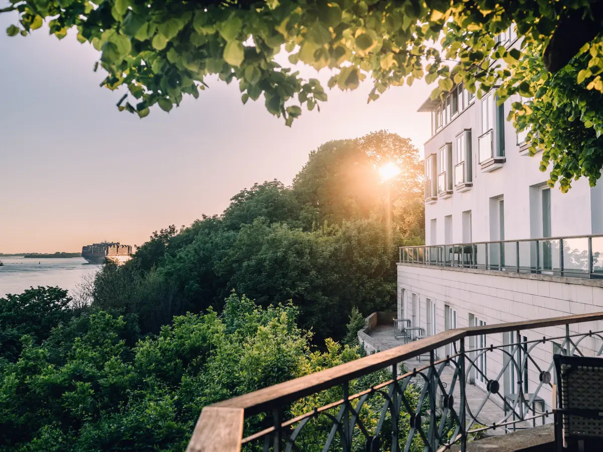 Ausblick Lindenterrasse Der Blick von der Lindenterrasse auf die Elbe und das Louis C. Jacob Hotel bei Sonnenuntergang.