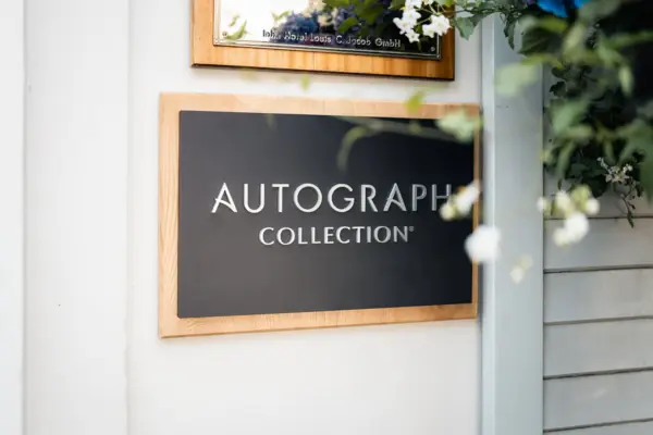 Autograph Collection Schild an der Eingangstür des Hotels Louis C. Jacob