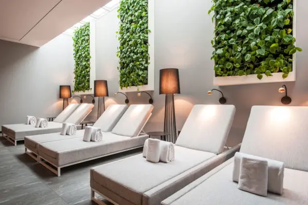 Entspannungsliegen im Wellnessbereich des Hotels Louis C. Jacob.
