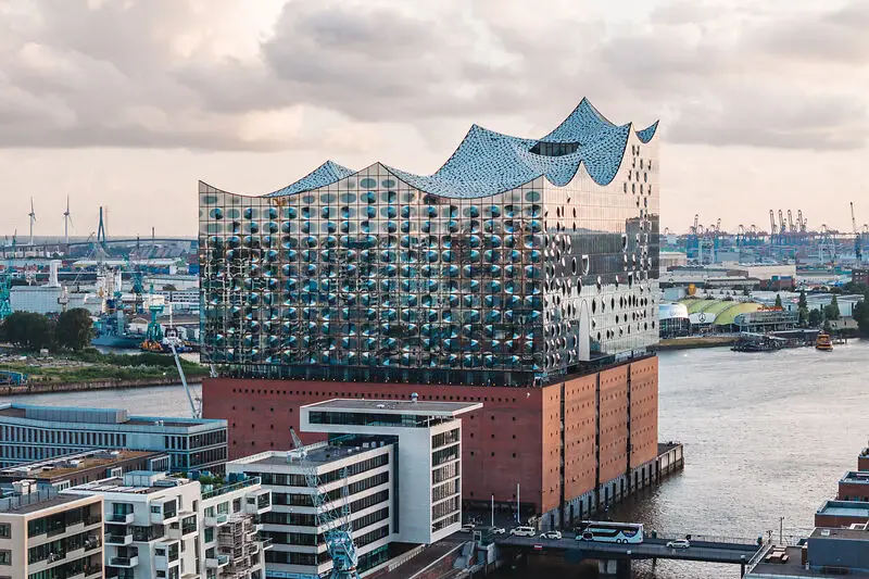 Die Elbphillharmonie neben der Elbe in Hamburg.