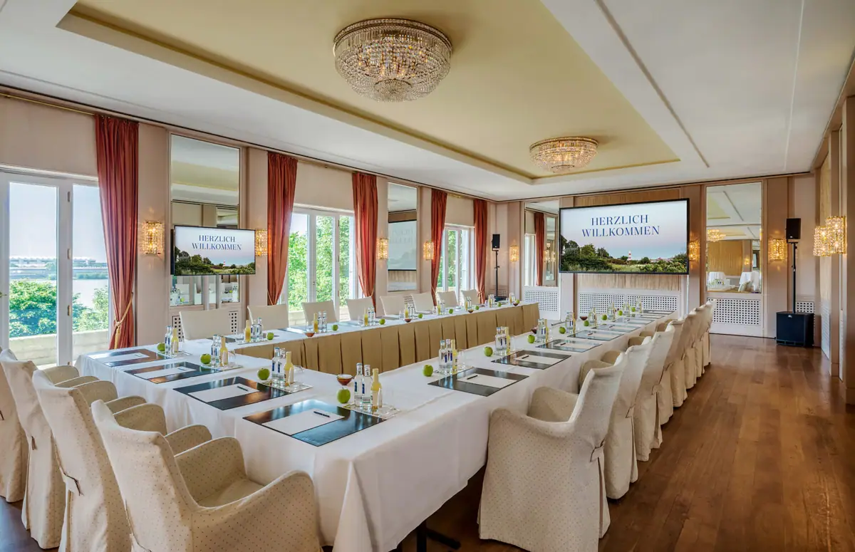 Elbsalon im Hotel Louis C. Jacob mit in U-Form angeordneten Tischen für eine Firmenveranstaltung.
