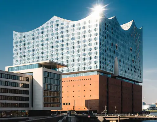 Die Elbphilharmonie Hamburg mit der Elbe im Hintergrund.