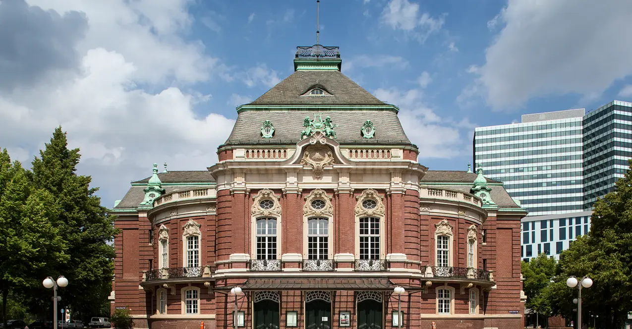 Exterior view of the Laeiszhalle in the sunshine.