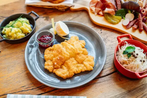 A plate of schnitzel on a table.