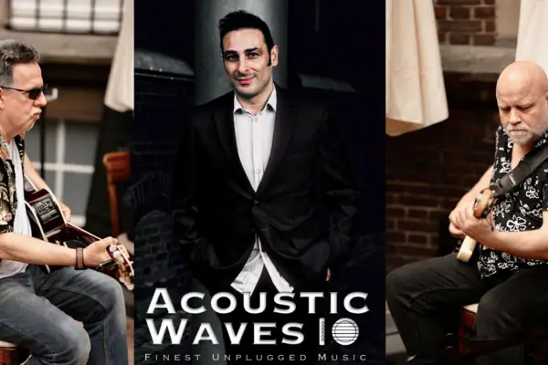 Acoustic waves Zwei Männer spielen Gitarre auf einer Bühne und zwischen Ihnen steht ein Plakat mit einem weiteren Mann abgebildet.