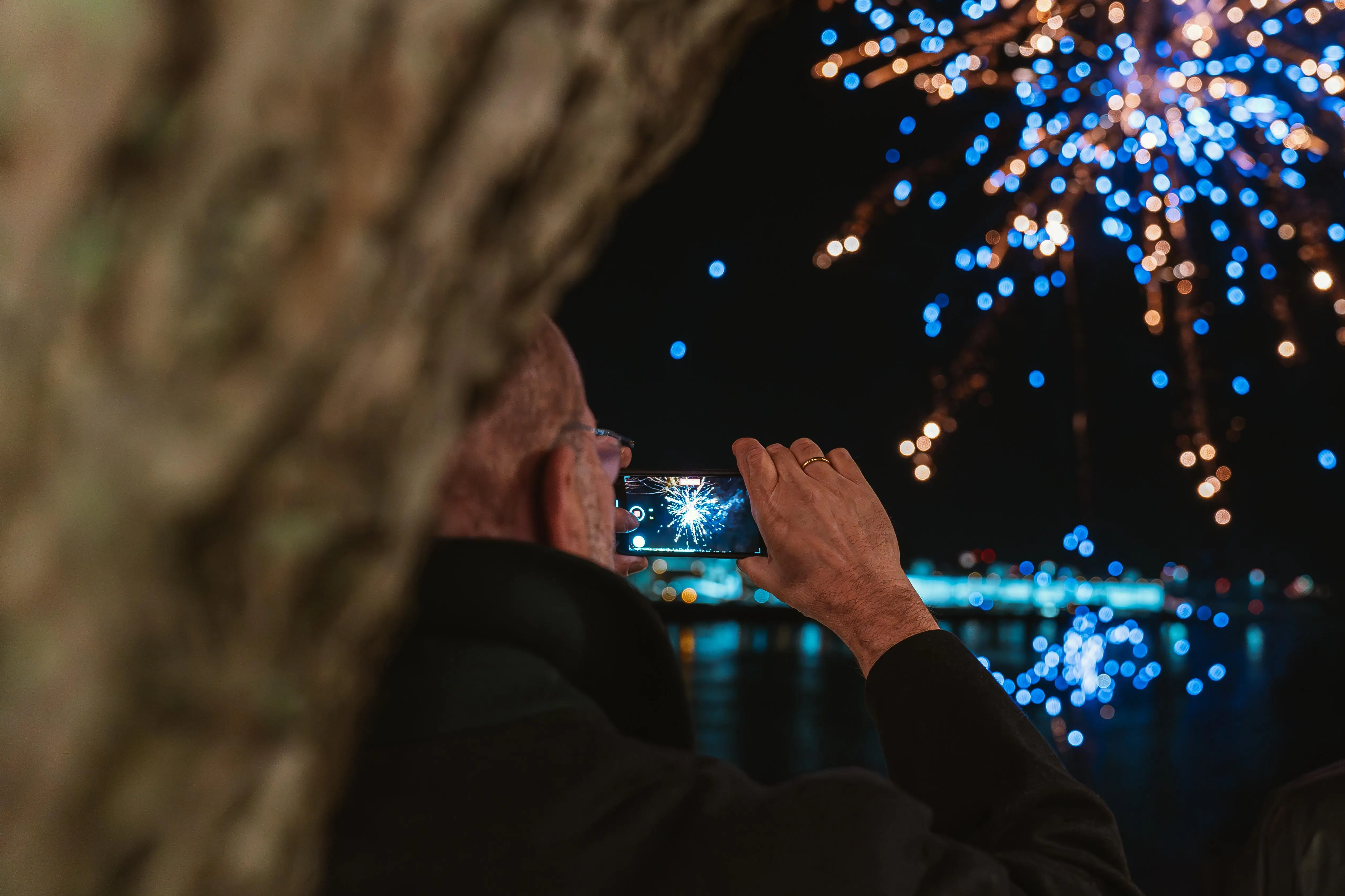 Feuerwerk Ein Mann fotografiert ein Feuerwerk.